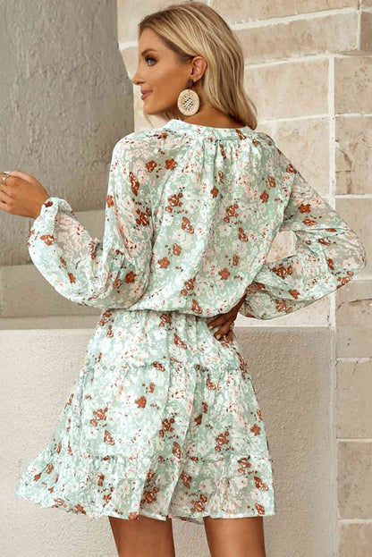 Vestido con cuello con muescas y mangas abullonadas con ribete de volantes florales