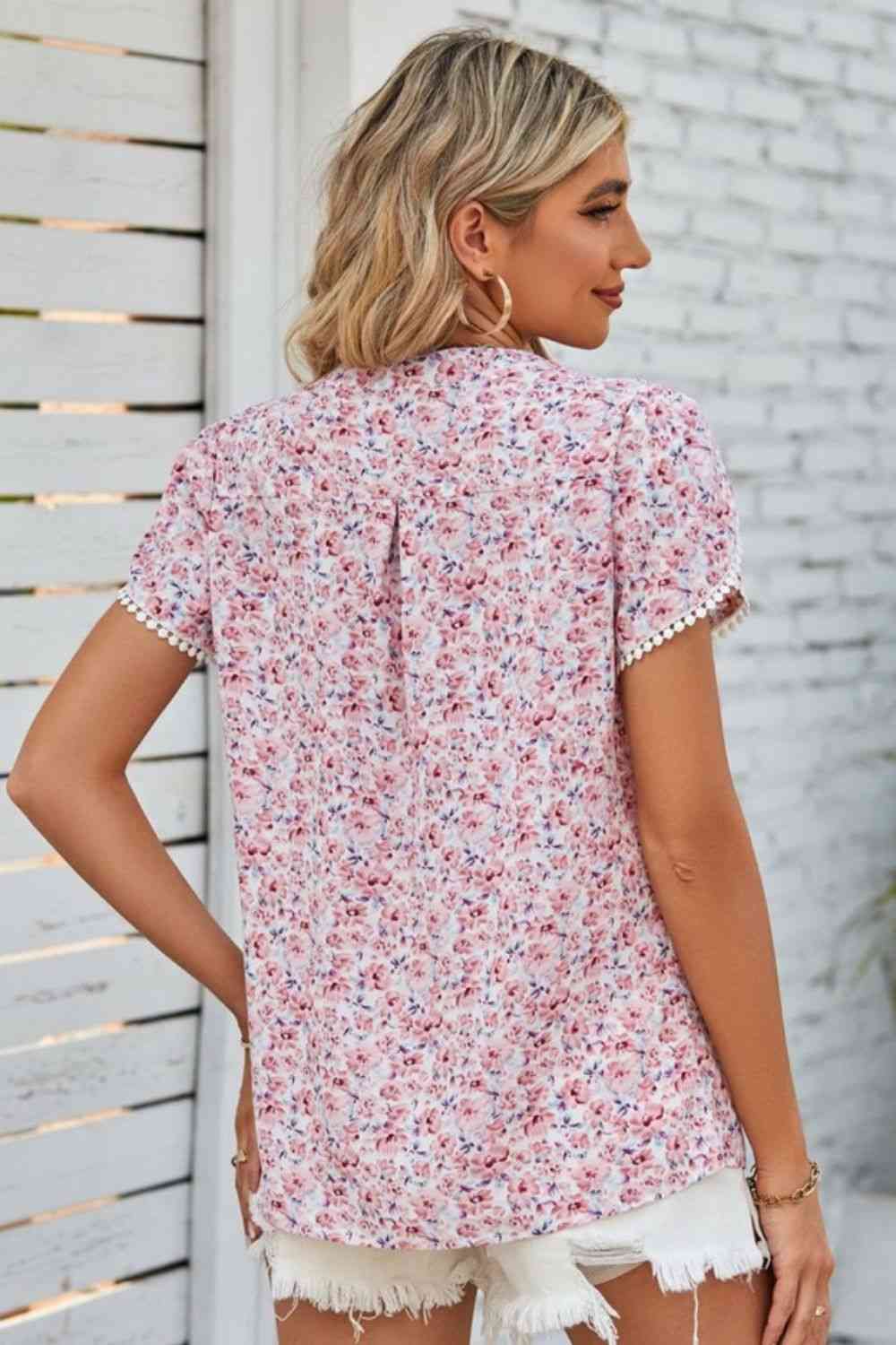 Blusa floral con cuello con muescas