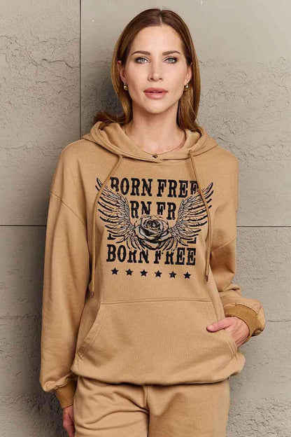 Simply Love Simply Love Sweat à capuche graphique BORN FREE pleine taille