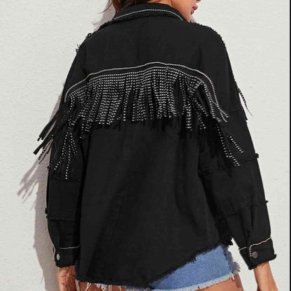 Chaqueta vaquera con cuello abotonado y detalle de flecos