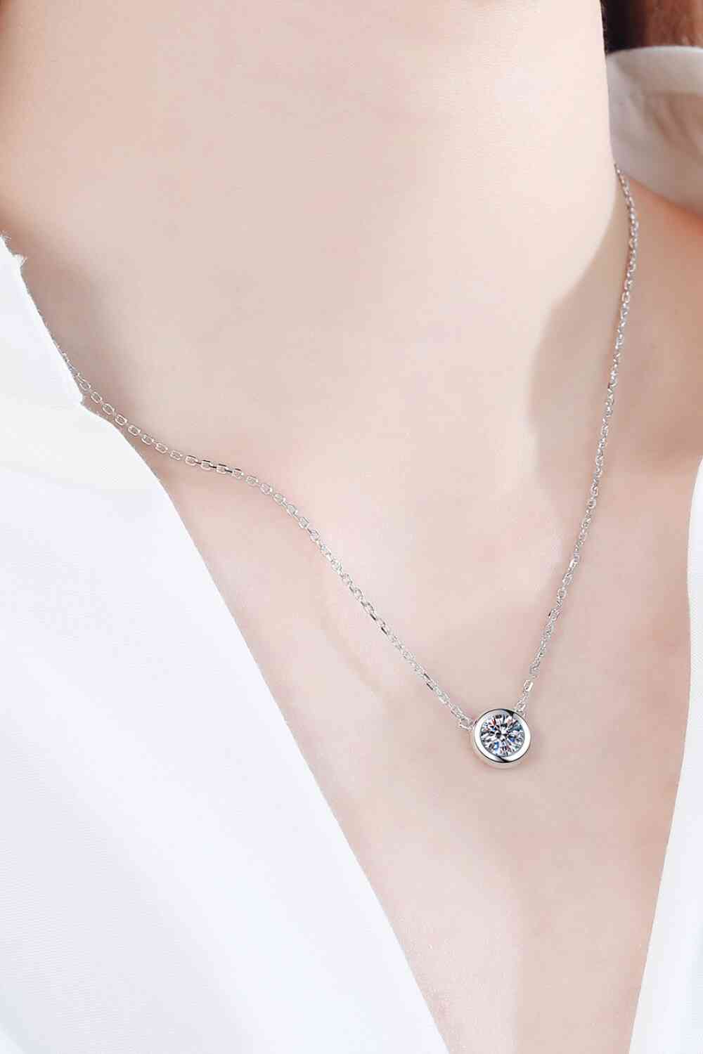 Collier chaîne à pendentif rond Moissanite