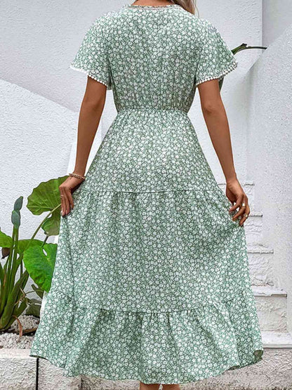 Vestido escalonado con cuello en V y estampado floral de florecitas