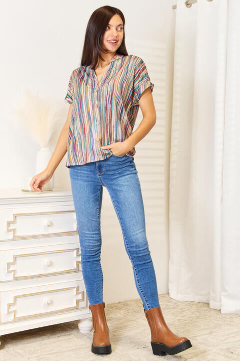 Top con cuello con muescas y rayas multicolores de Double Take