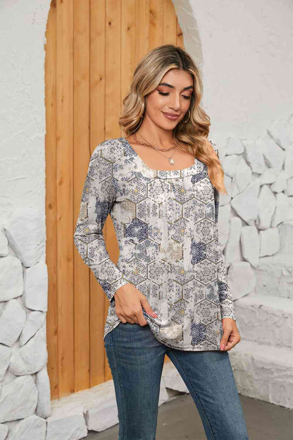 Blusa estampada de manga larga con cuello cuadrado