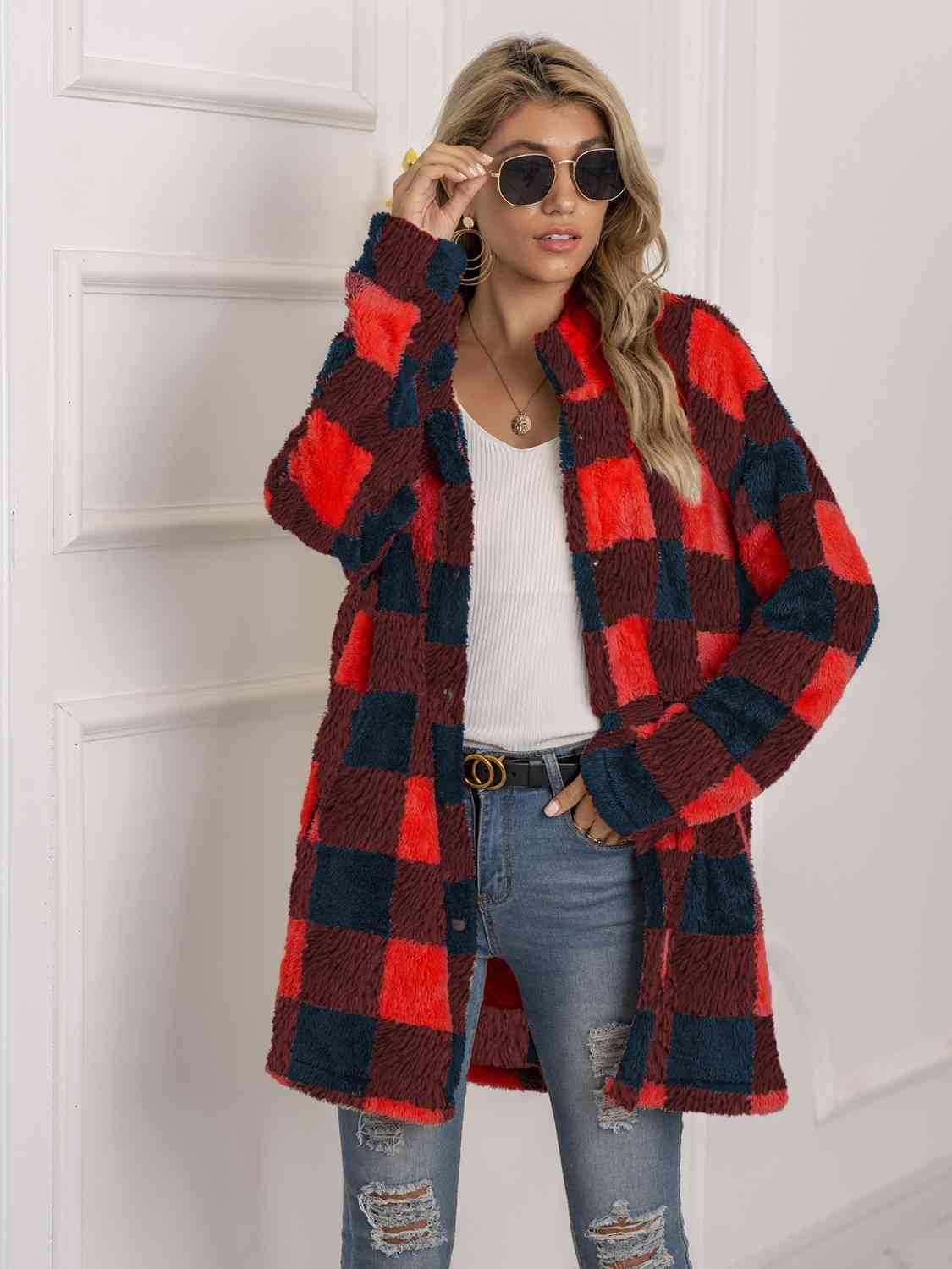 Manteau long à col et carreaux