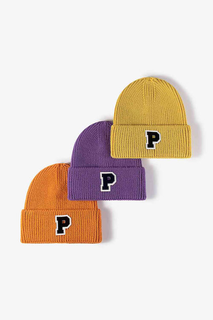 Gorro de punto con puños y parche de letras