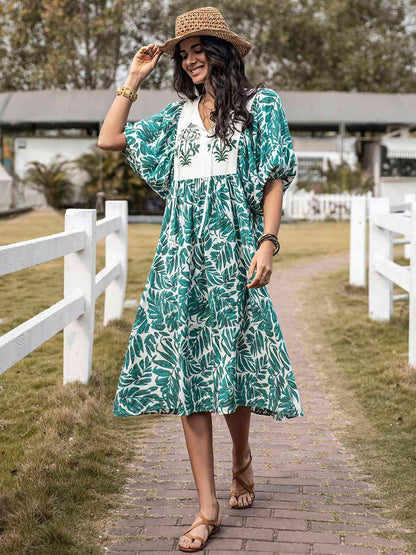 Vestido midi estampado con cuello anudado y manga corta