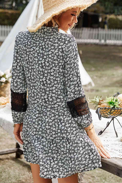 Vestido de encaje empalmado con cuello con muescas florales