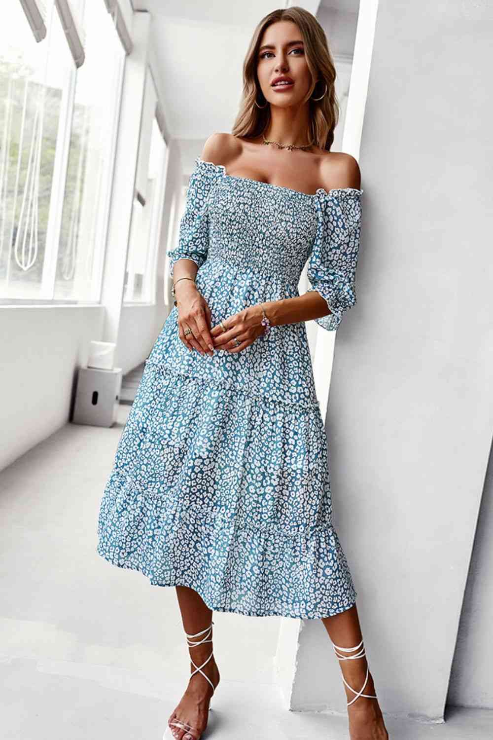 Robe midi smockée à petites fleurs et épaules dénudées