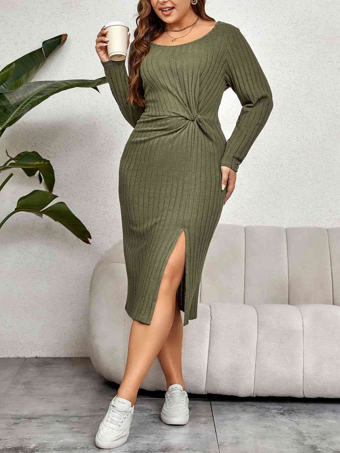 Robe Midi Côtelée à Col Rond et Fente Torsadée de Grande Taille