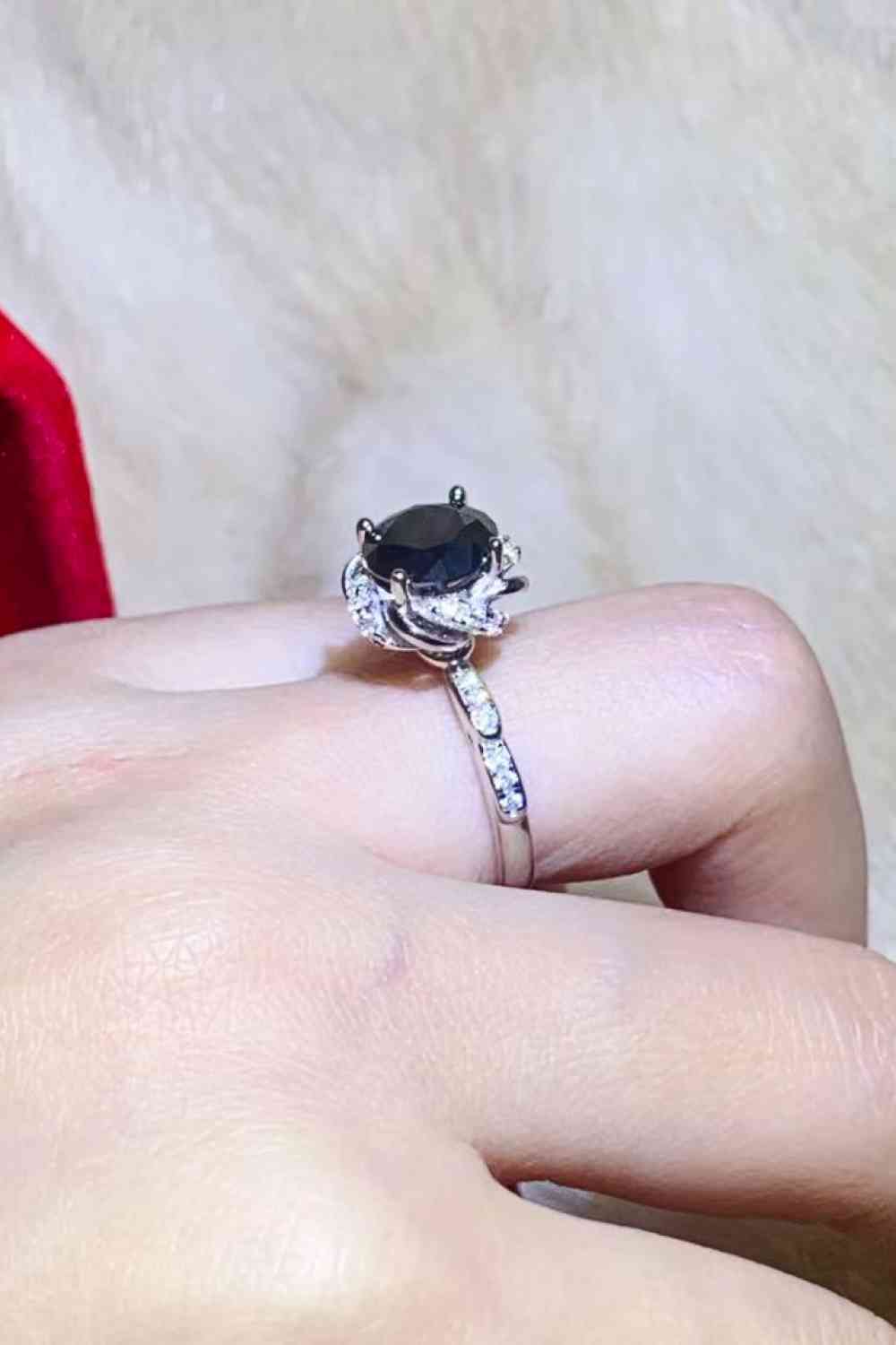 Anillo floral de moissanita negra de 2 quilates