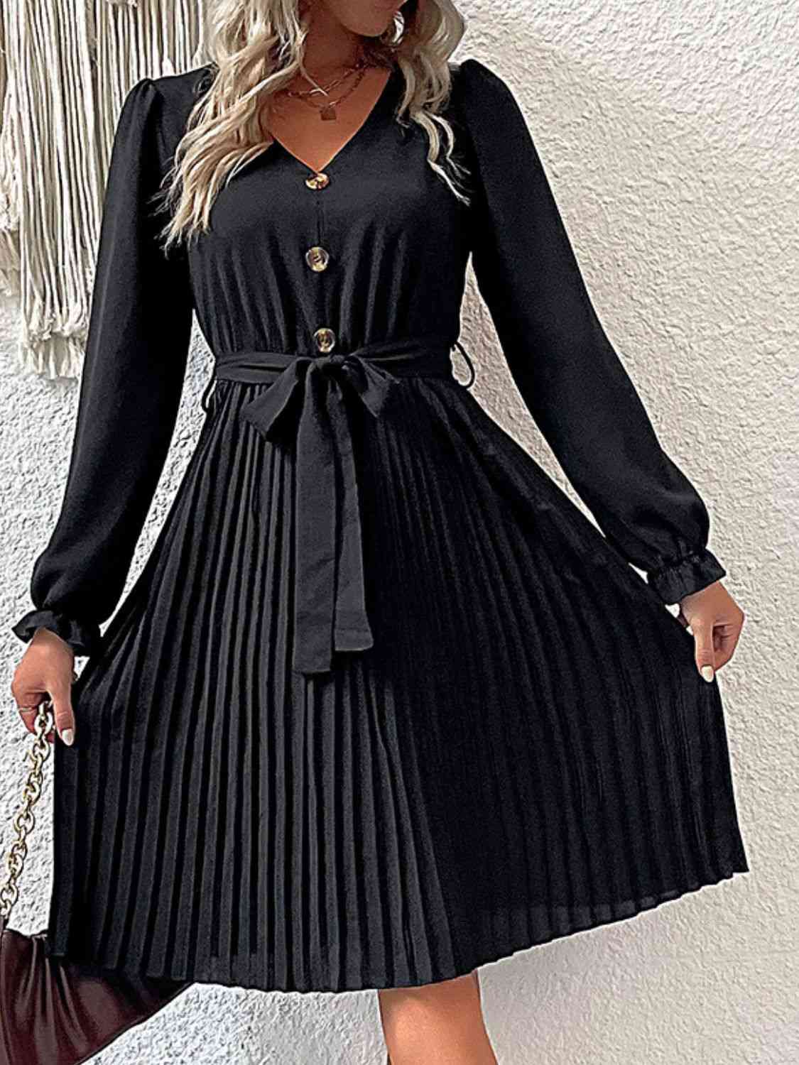 Robe plissée à manches bouffantes et ceinture à boutons décoratifs