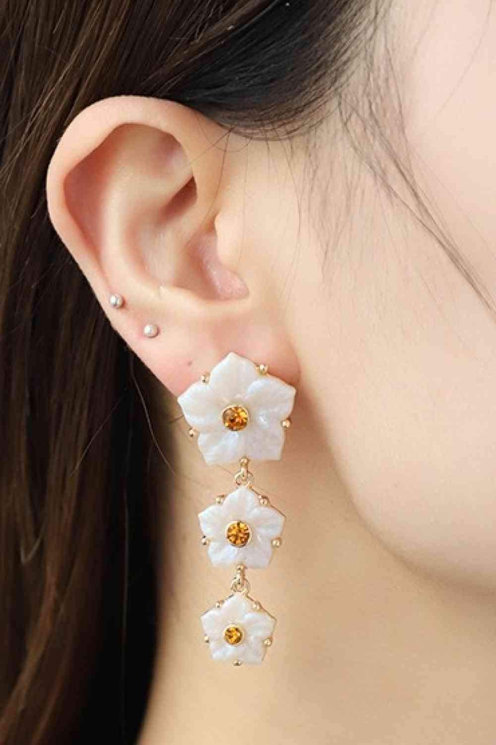 Boucles d'oreilles à fleurs en résine contrastée