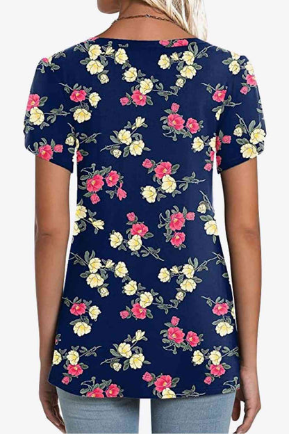 Blusa estampada con cuello en V y mangas de pétalos