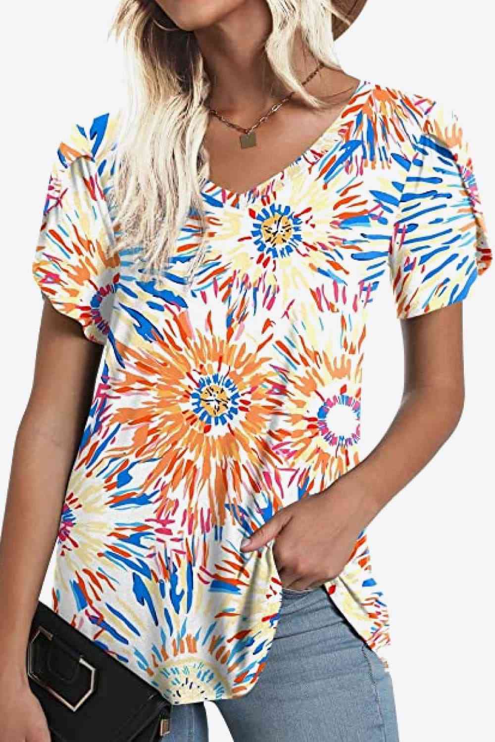 Blusa estampada con cuello en V y mangas de pétalos