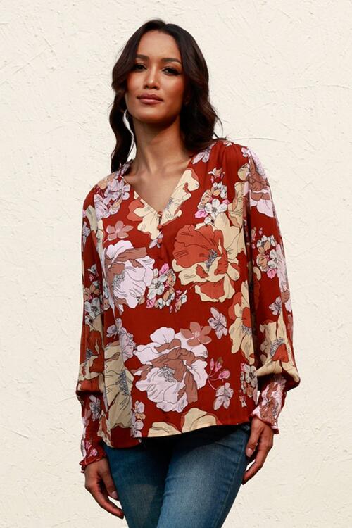 Blusa floral con cuello en V y mangas farol fruncidas