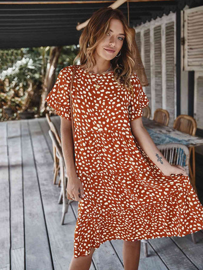 Vestido estampado con cuello redondo y capas