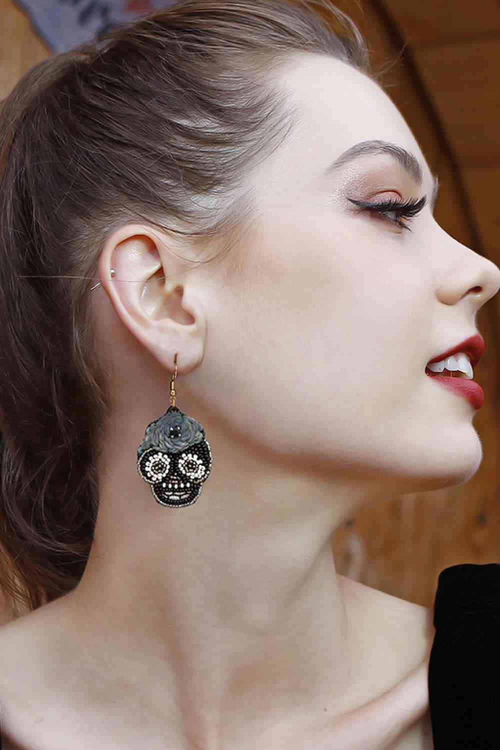 Boucles d'oreilles pendantes avec détails de perles en cuivre