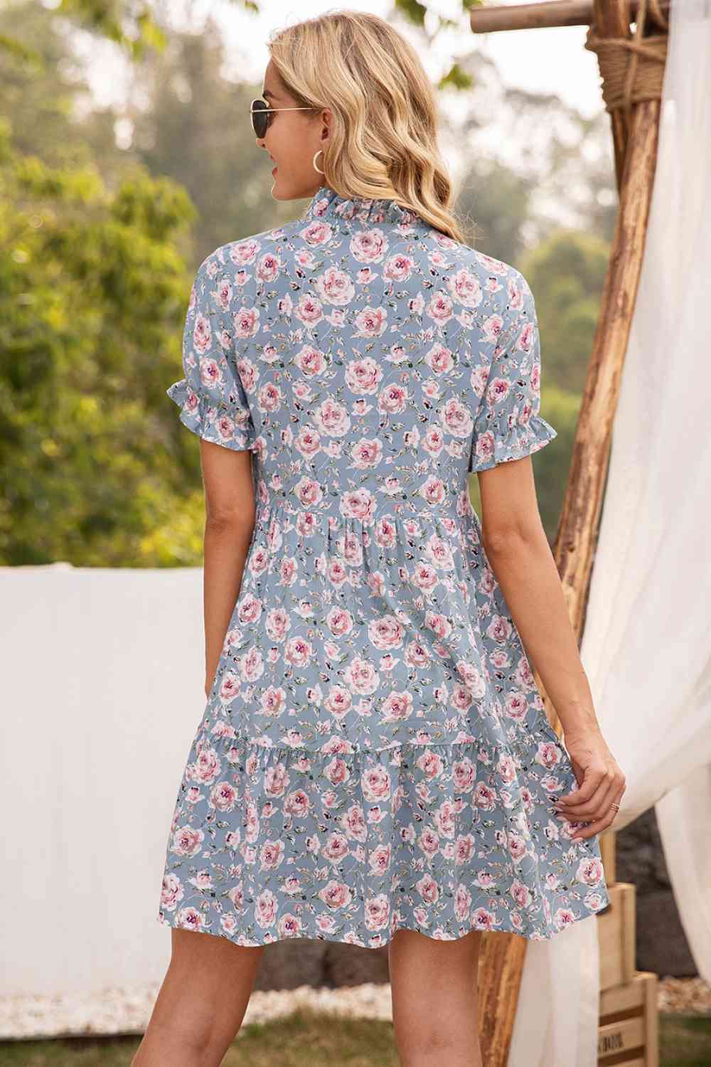 Vestido con cuello anudado y ribete de volantes florales