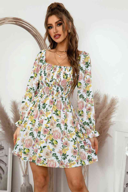 Vestido floral con cuello cuadrado y mangas con volantes