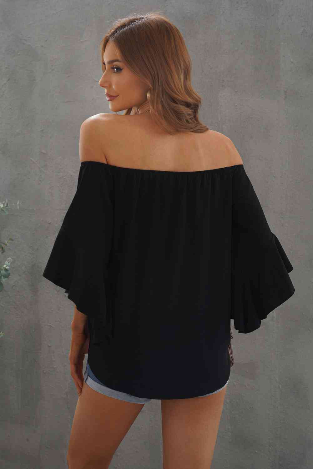 Blusa con dobladillo anudado y hombros descubiertos