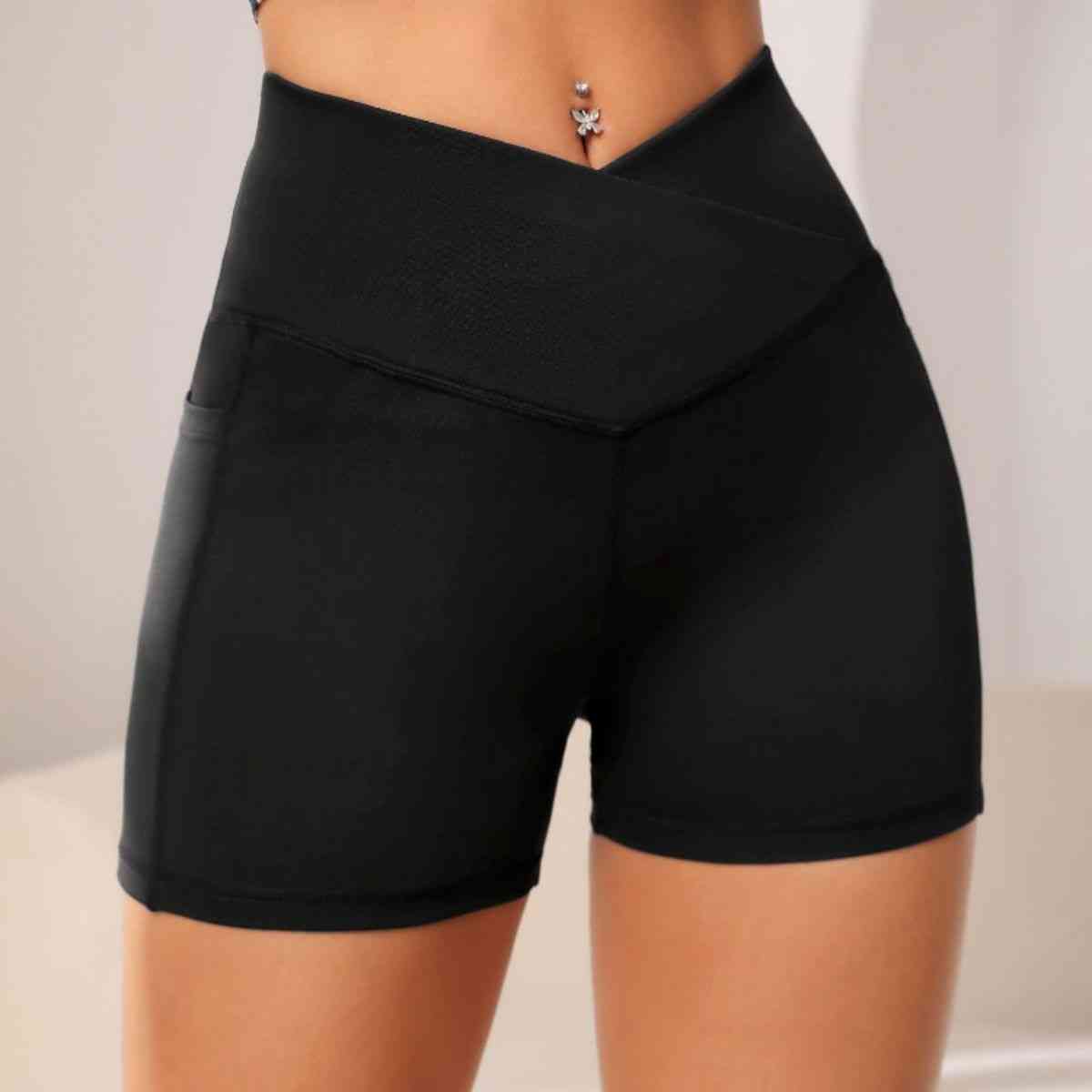 Shorts activos de cintura ancha con bolsillo