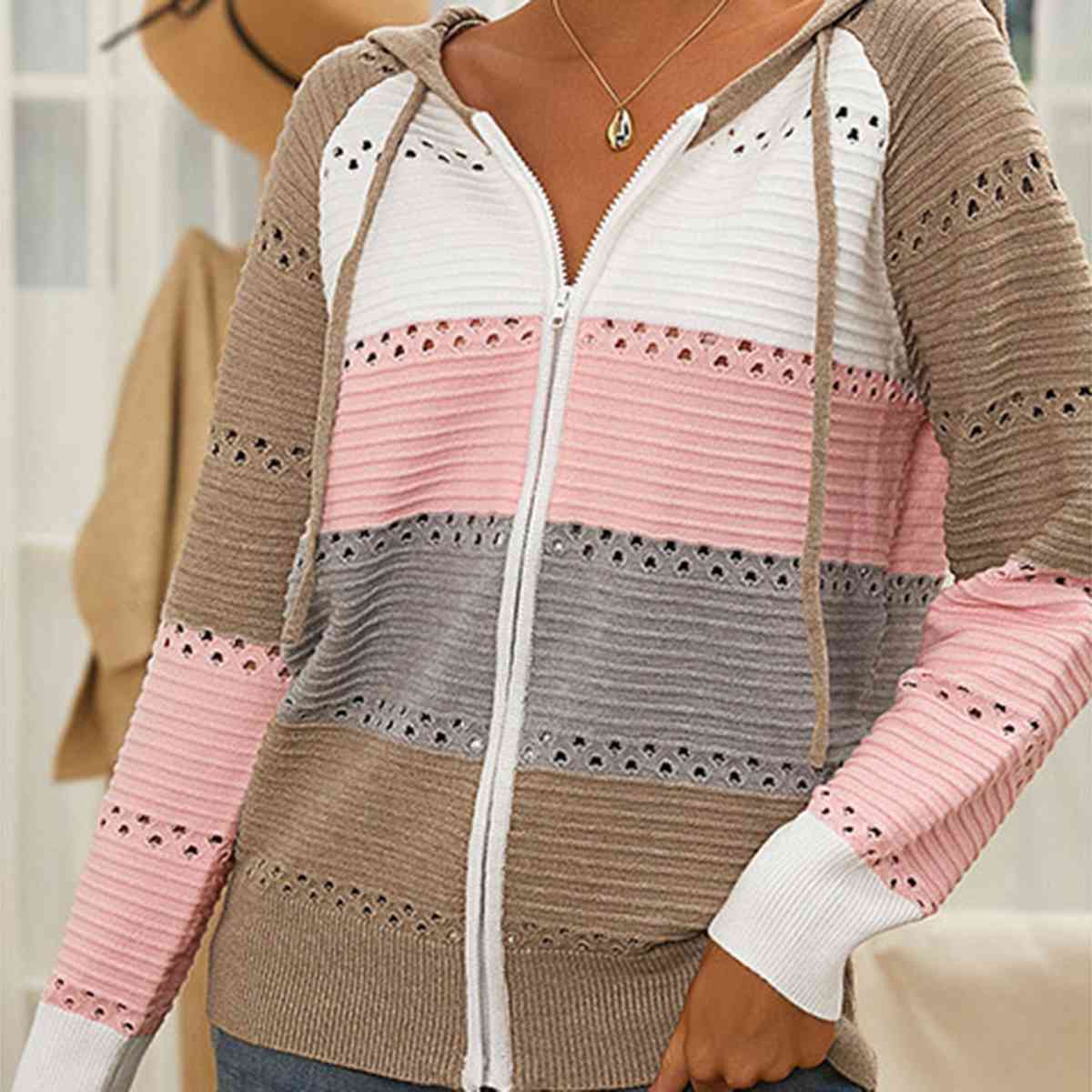 Suéter con capucha y cordón en bloques de color