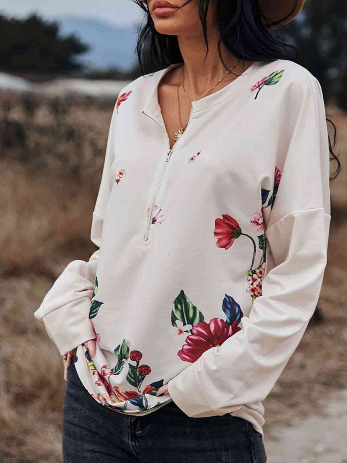 Blusa con cremallera delantera y hombros caídos con estampado floral