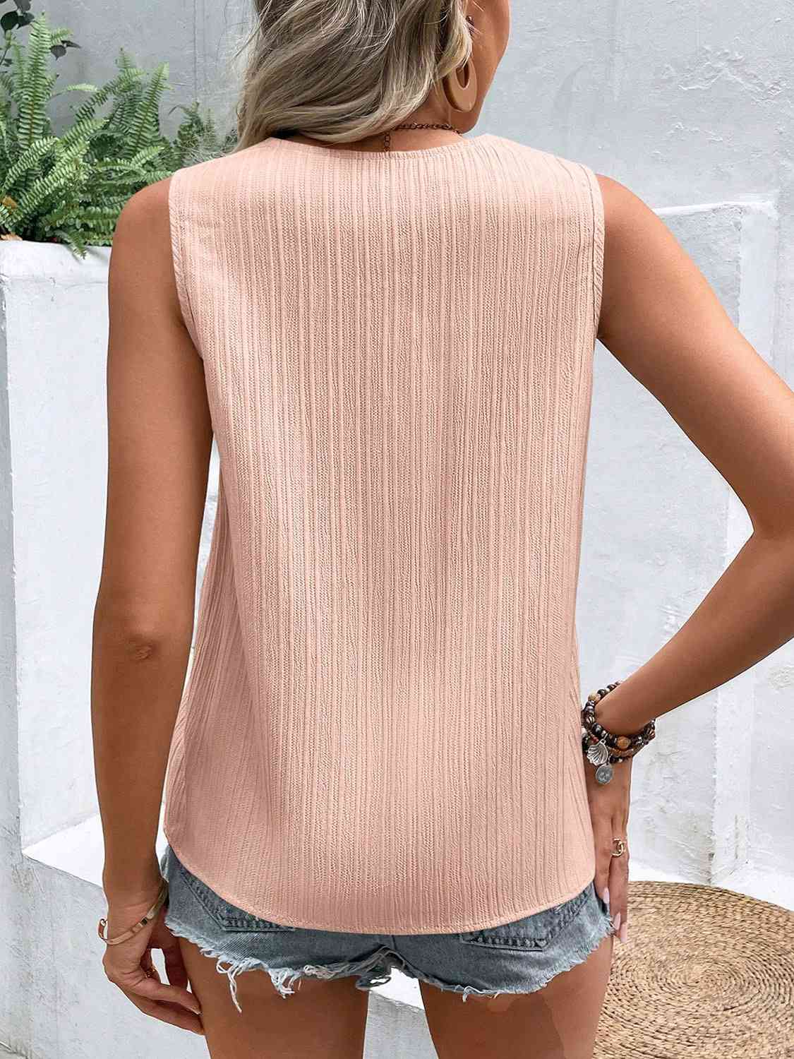 Camiseta sin mangas con cuello en V y botones