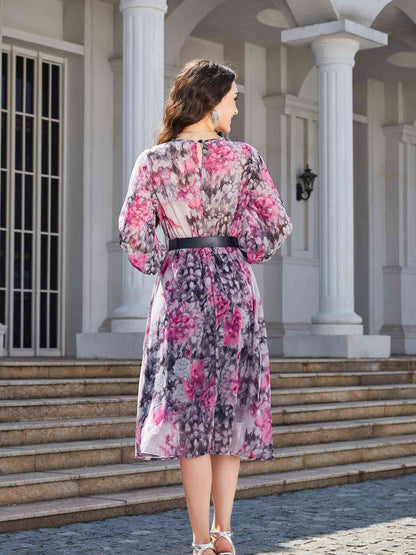 Vestido midi con estampado floral, cuello redondo y manga globo