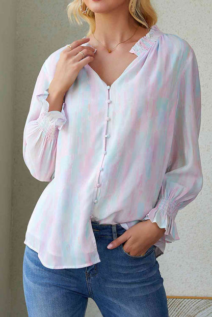 Blusa con mangas con volante y cuello con muescas