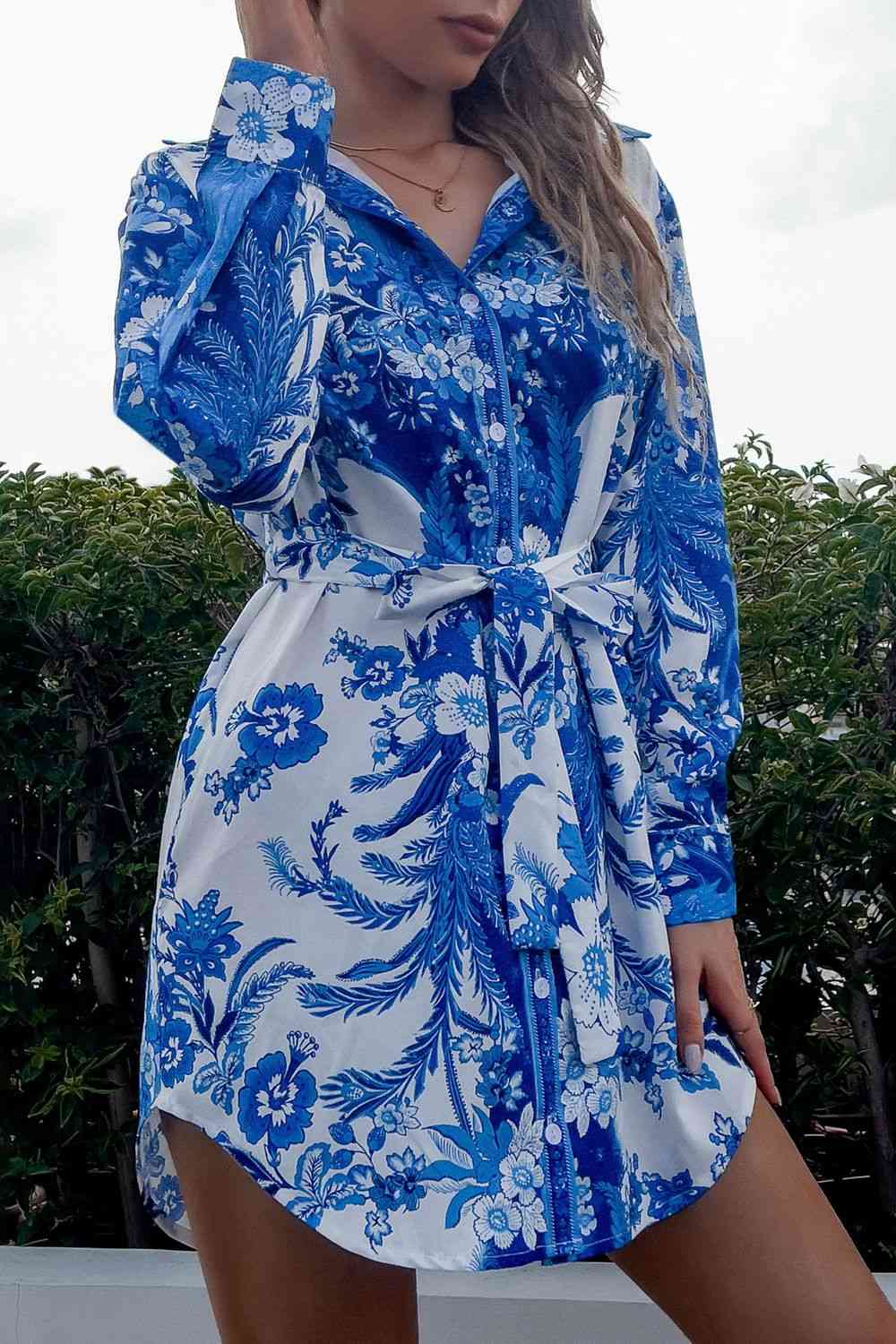 Robe imprimée à col boutonné et taille nouée