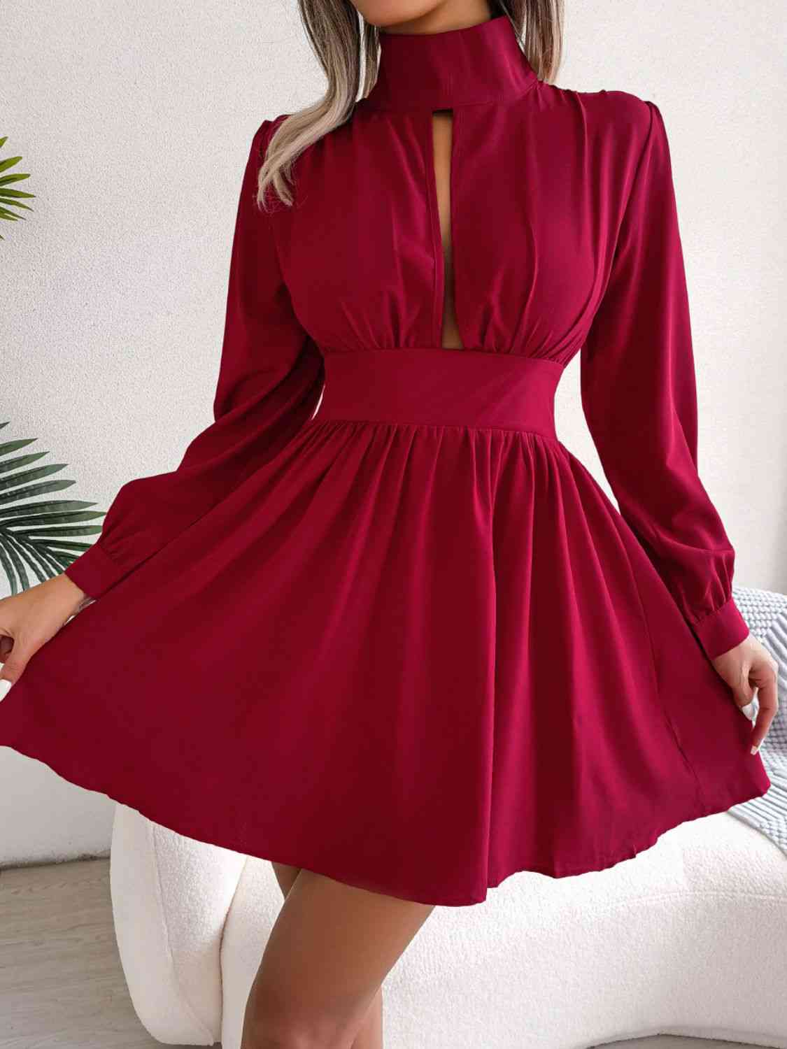 Minivestido evasé con cuello alto y abertura