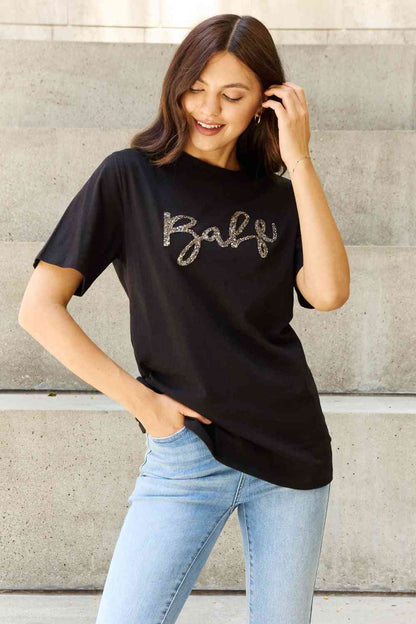 Camiseta negra con estampado de letras brillantes y tamaño completo "Babe" de Davi &amp; Dani