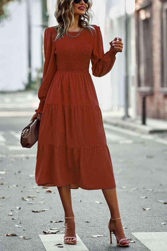 Robe midi smockée à manches longues bouffantes et à plusieurs niveaux