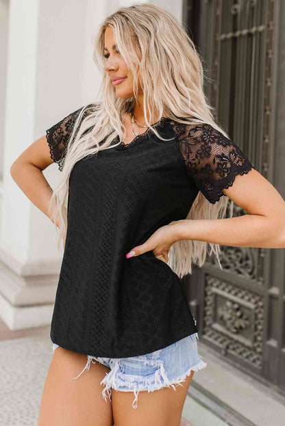 Blusa con ribete de encaje y manga corta con cuello en V