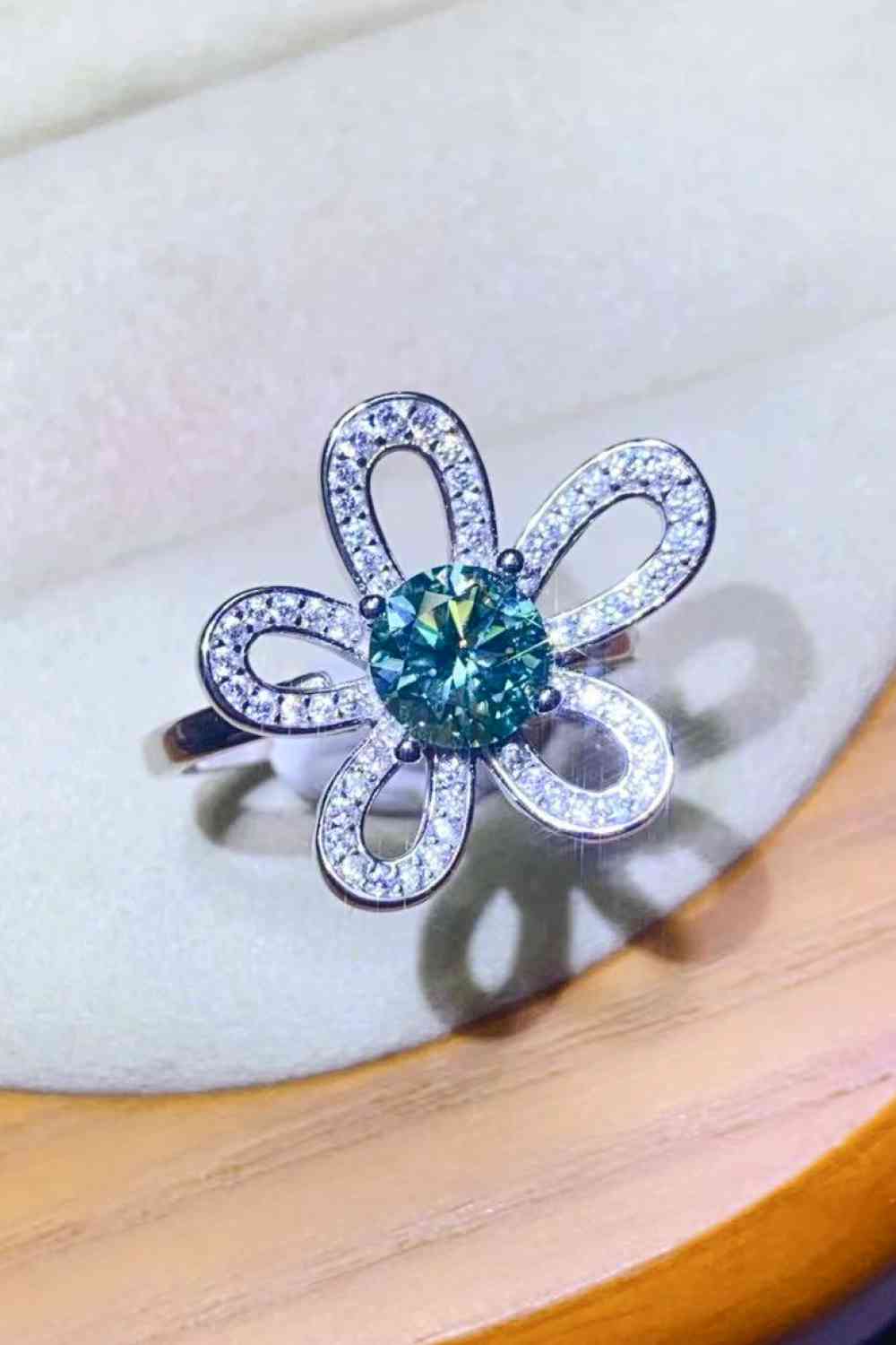 Anillo abierto con forma de flor de moissanita de 1 quilate