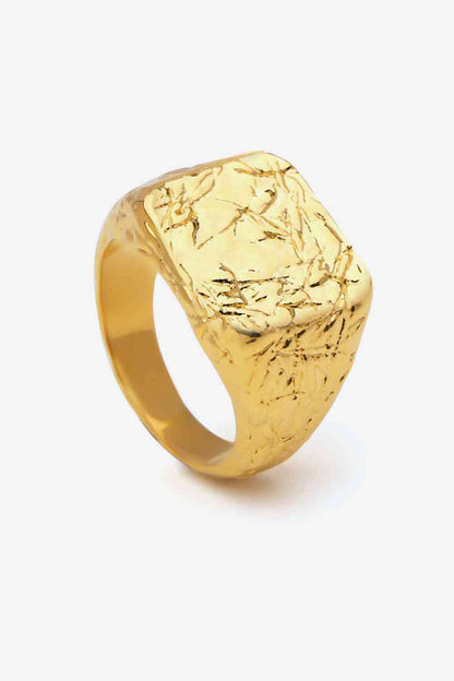 Anillo texturizado chapado en oro