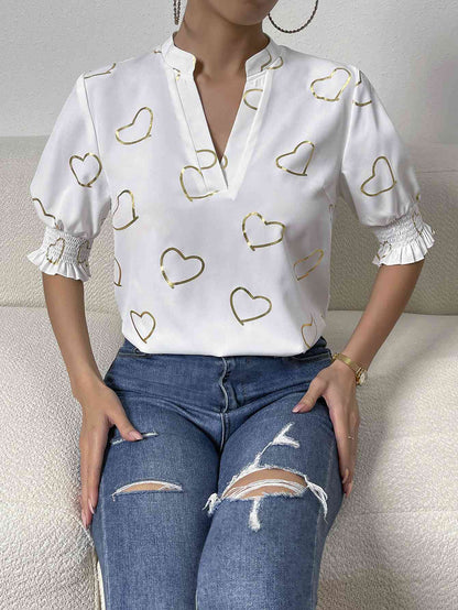 Blusa de media manga con cuello con muescas y estampado de corazones