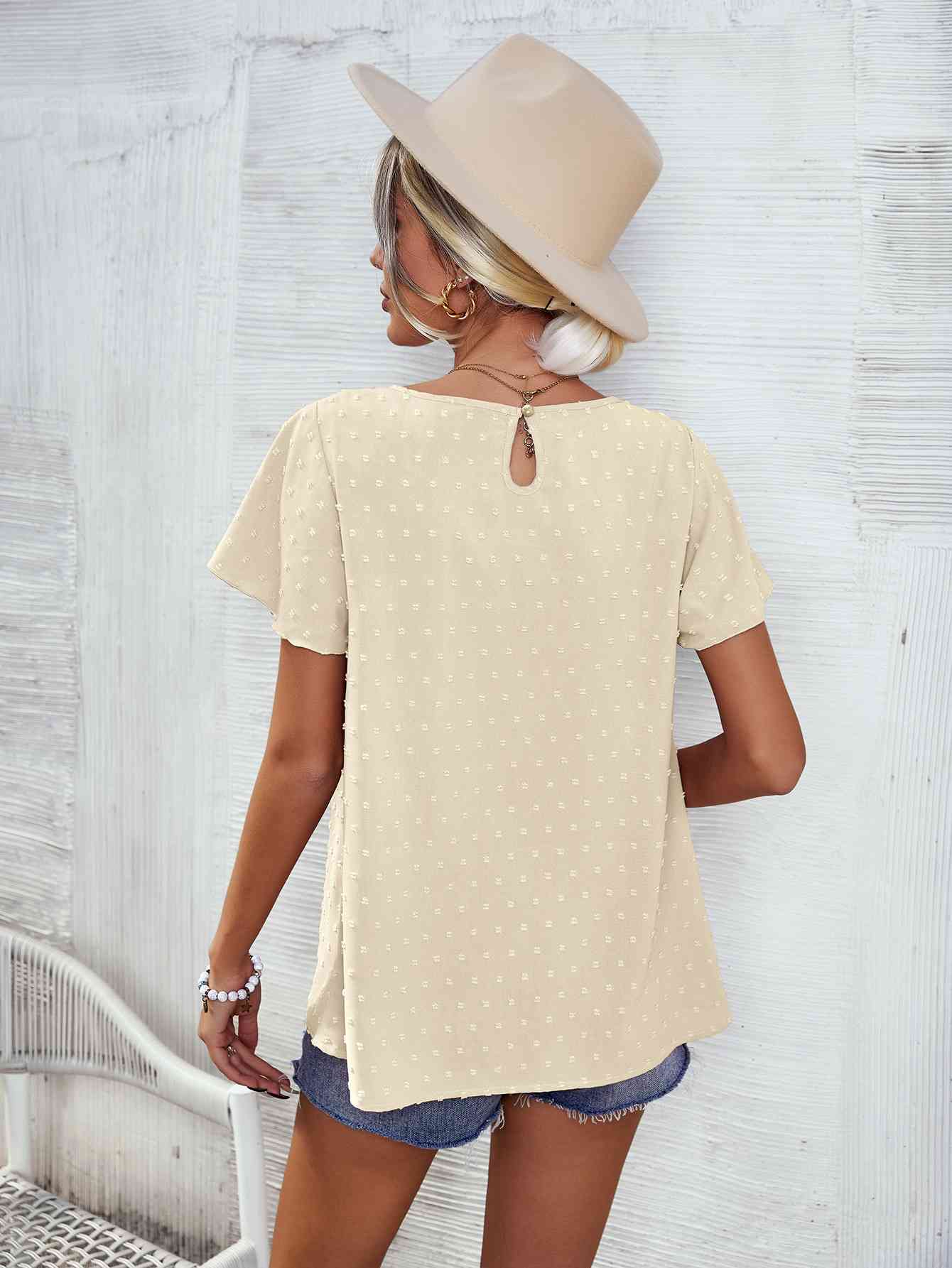 Blusa con manga acampanada y cuello redondo con lunares suizos