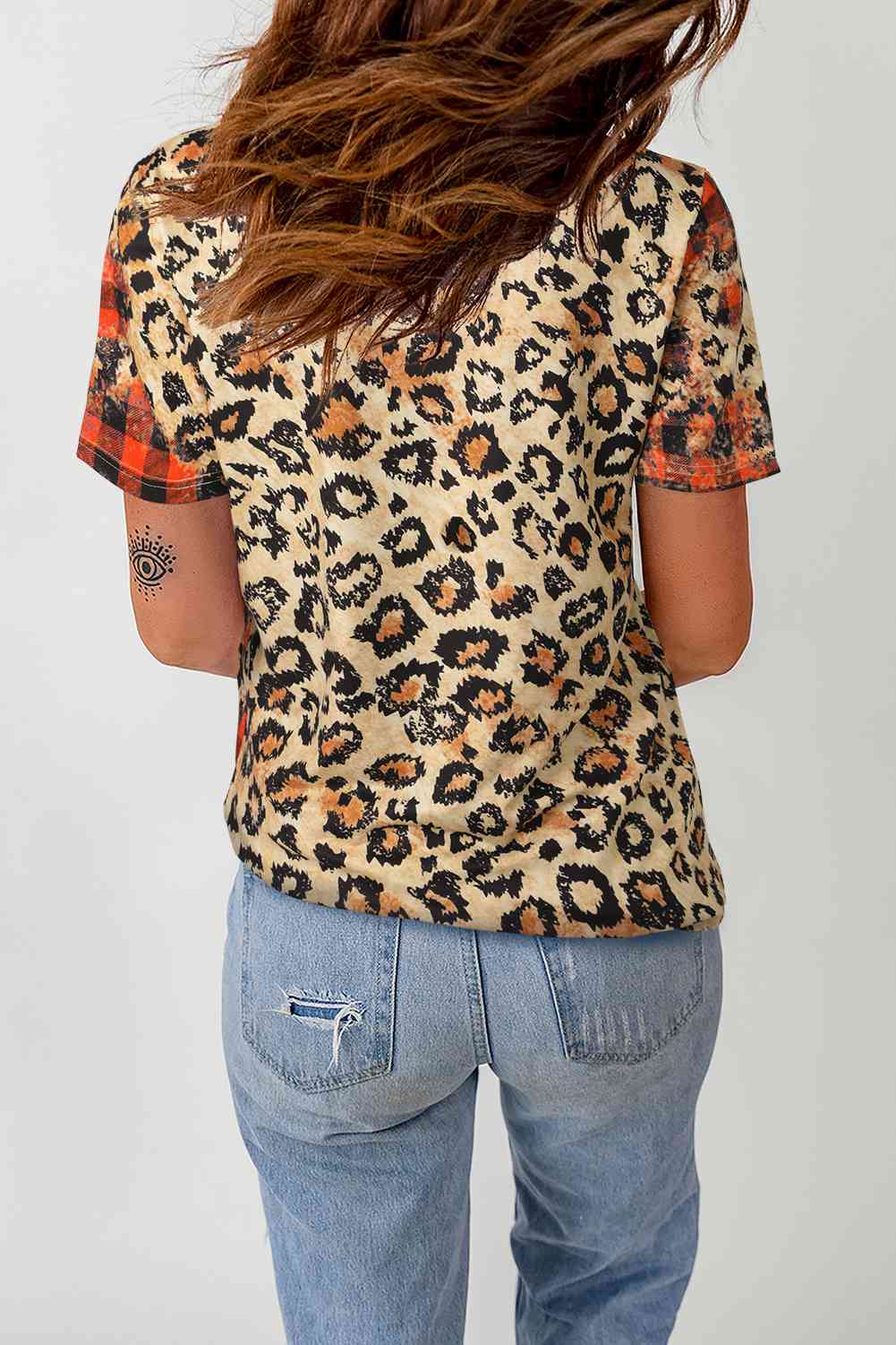 Camiseta con estampado floral y estampado de leopardo