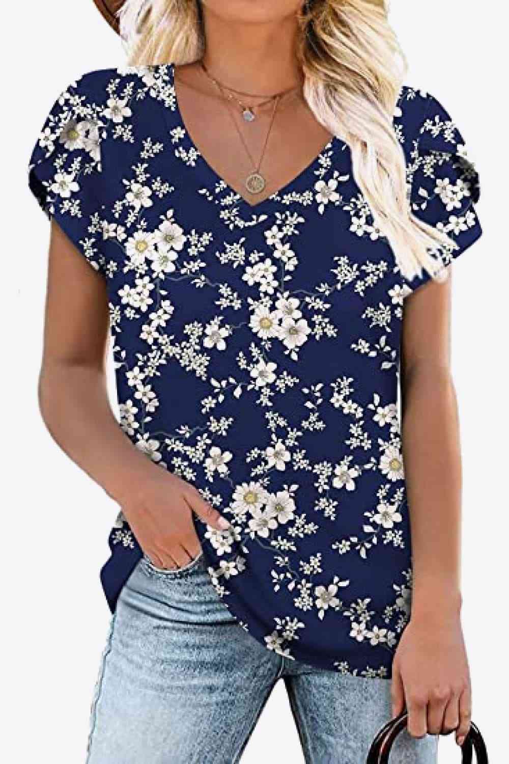 Blusa estampada con cuello en V y mangas de pétalos