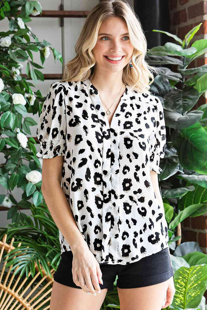 Blusa de manga corta con volante y cuello con muesca de leopardo