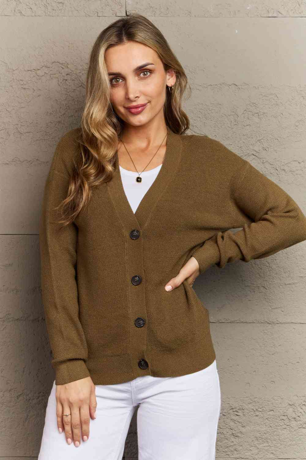 Zenana Kiss Me Tonight Cardigan boutonné pleine taille en olive