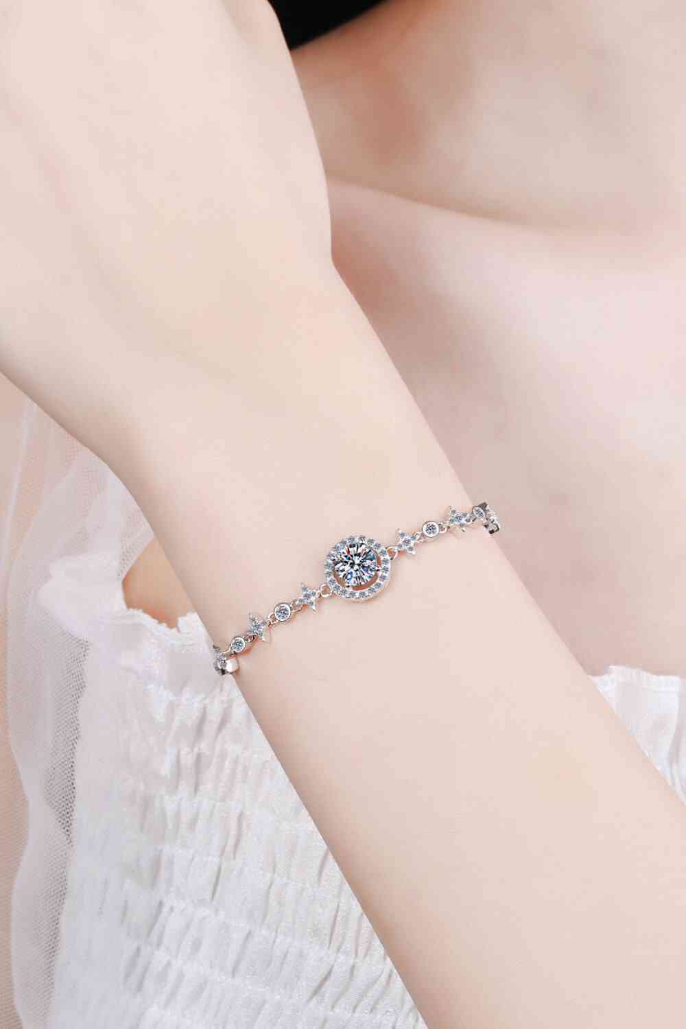 Adoré vous montre le chemin du bracelet Moissanite