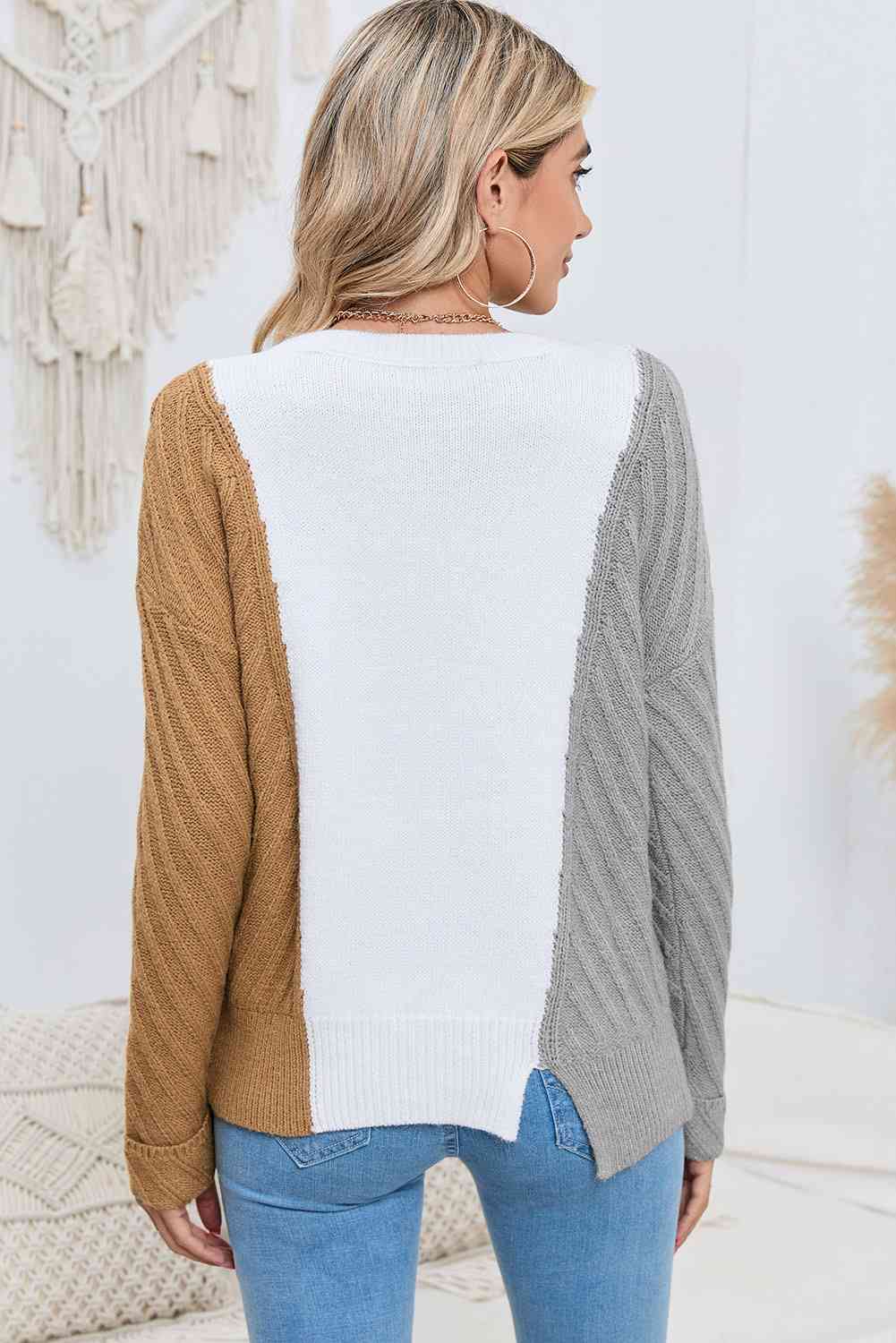 Suéter con hombros caídos en color en contraste