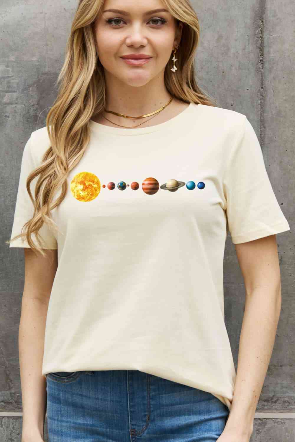 T-shirt en coton avec image du système solaire Simply Love pleine grandeur