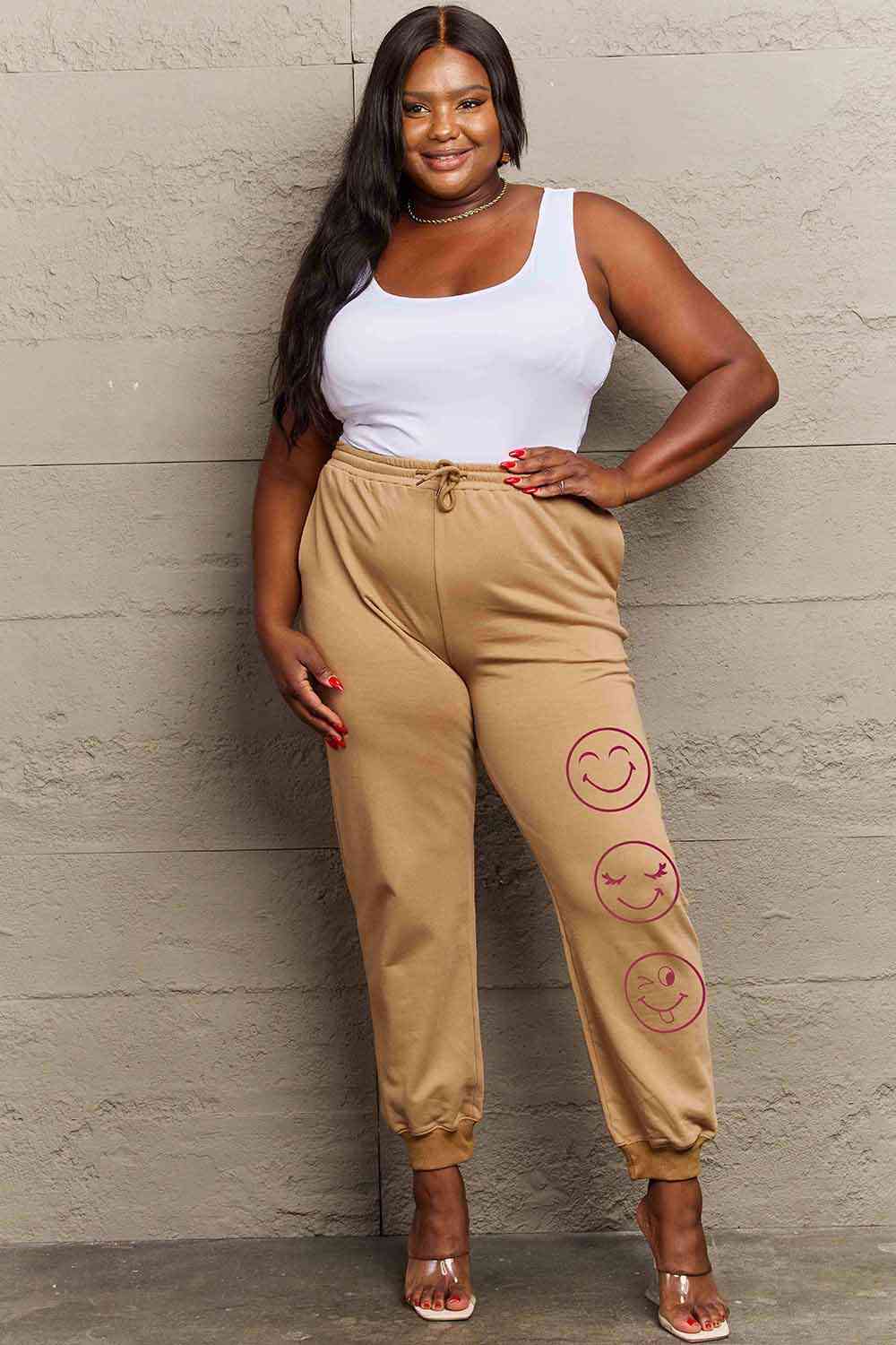Pantalones deportivos con estampado de emoji de tamaño completo de Simply Love