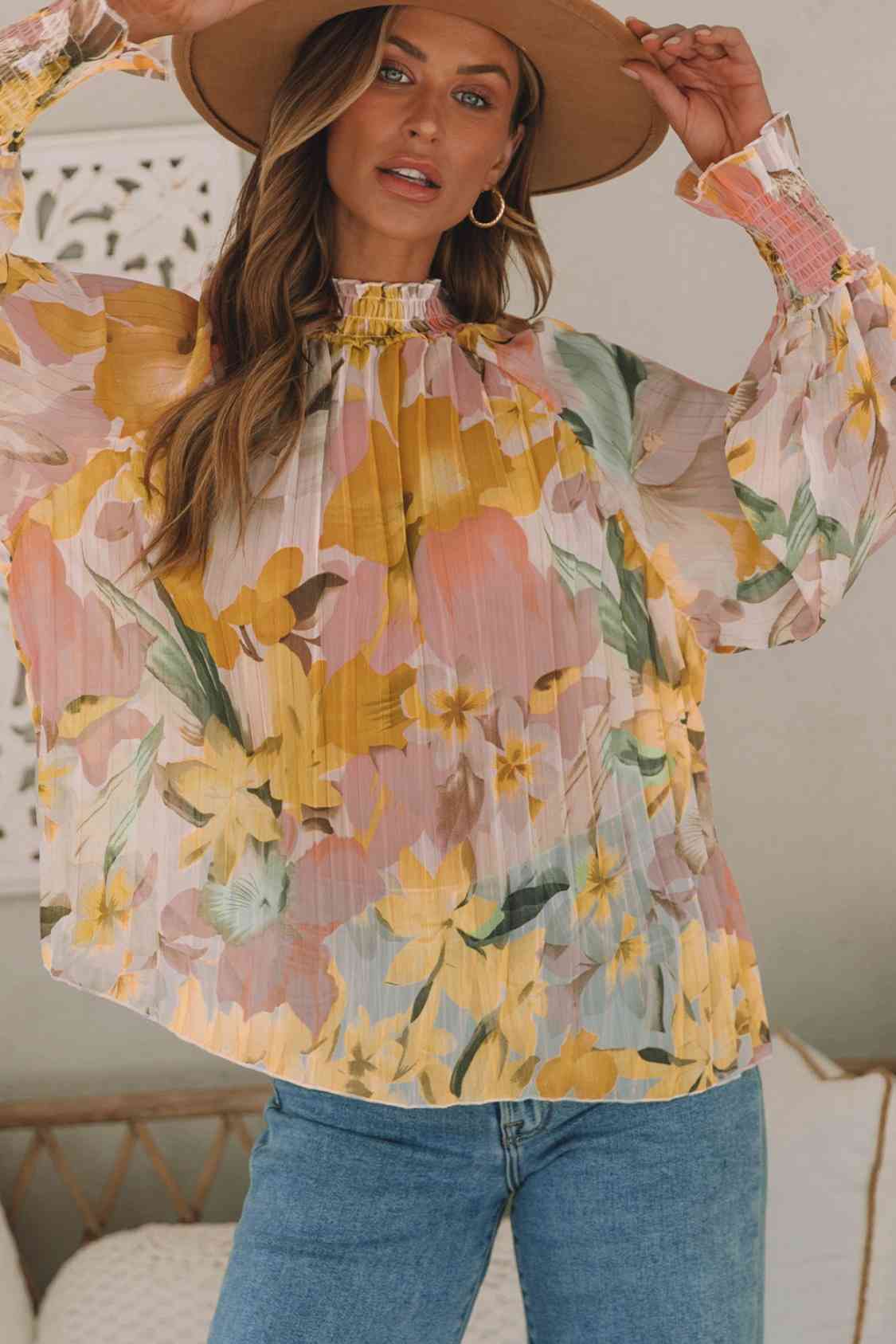 Blusa plisada con cuello simulado y estampado floral