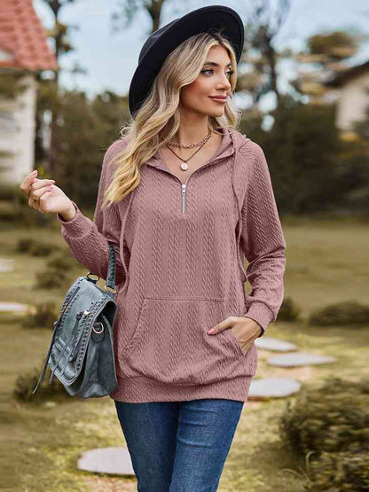 Blusa con capucha y cremallera de punto trenzado